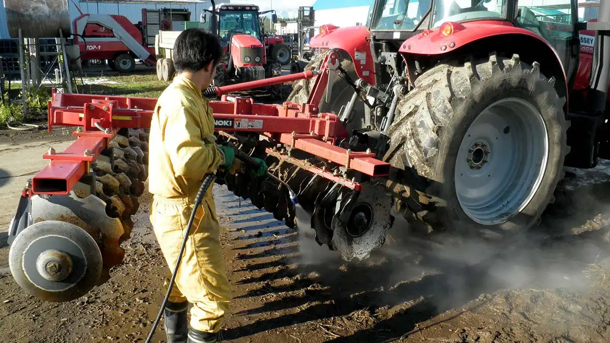 業務用高圧洗浄機MTH-1515MSで農機を洗浄。
