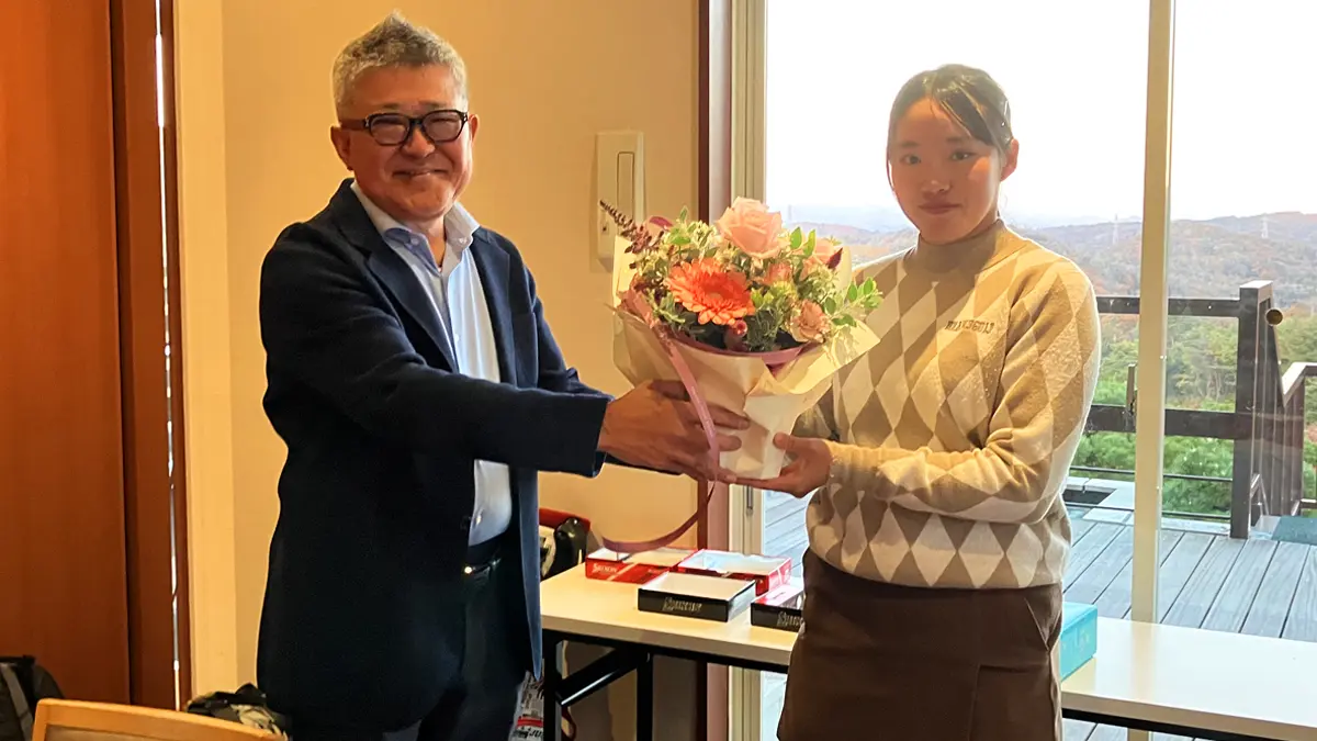 女子ゴルファー岩永杏奈とマーテック代表の木下社長