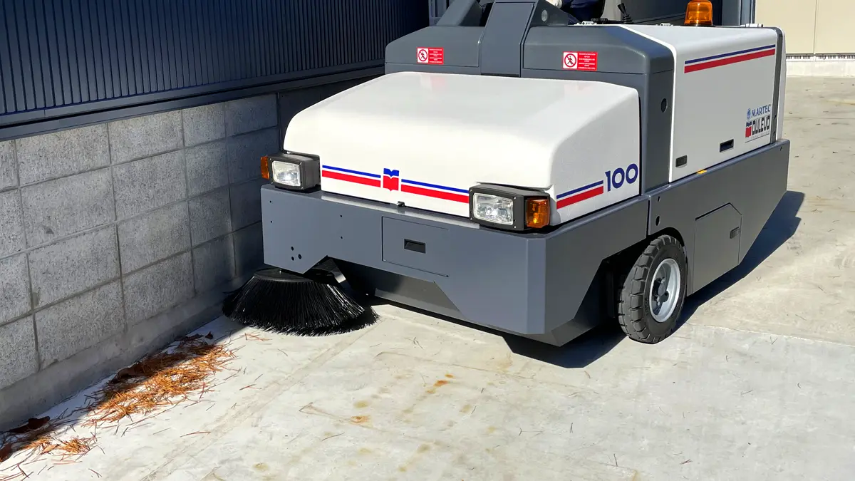 移動性の良い100は狭所の清掃にも大活躍