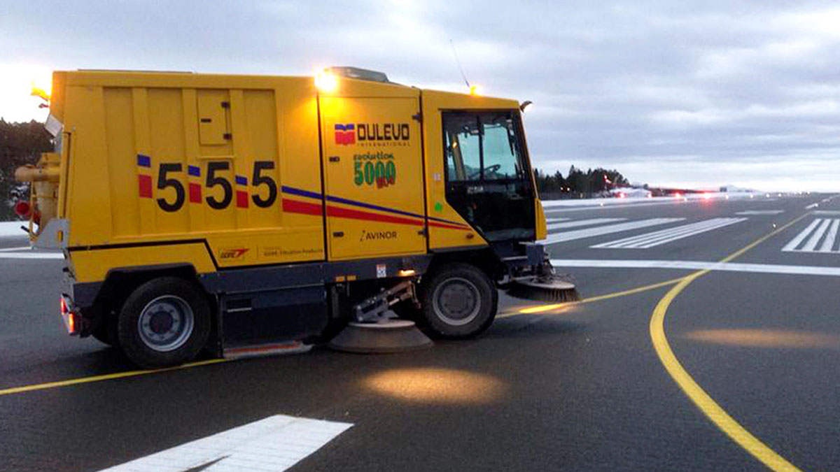 5000VEは空港の清掃作業にも大活躍します。