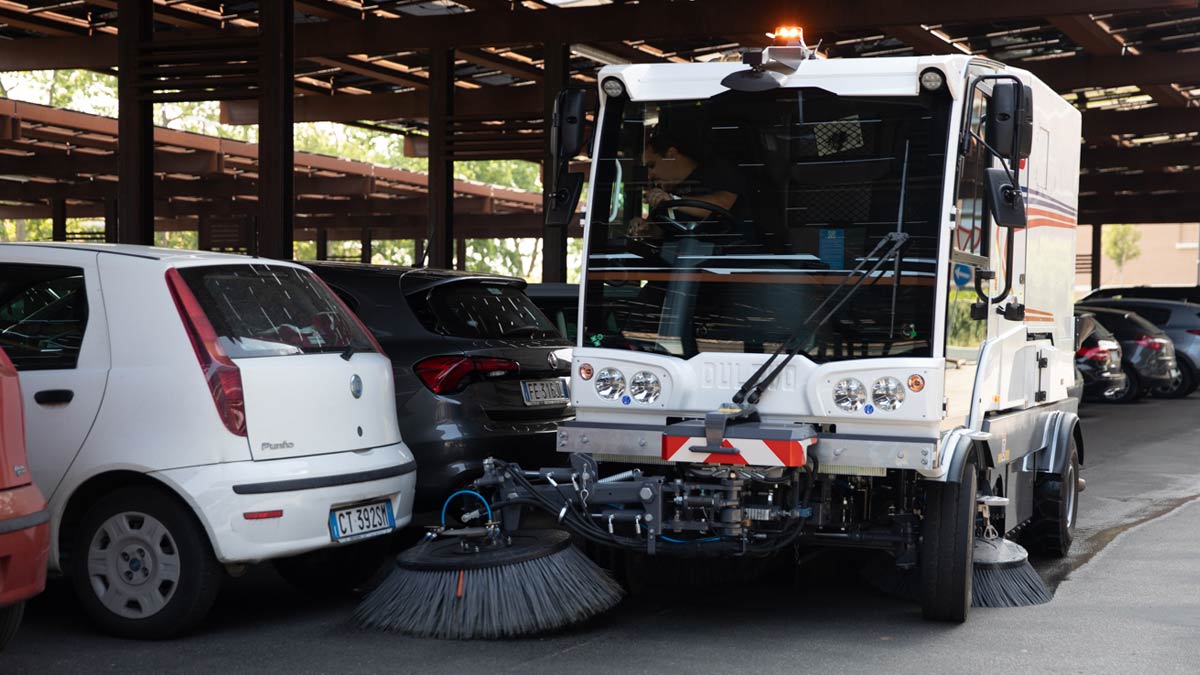 狭い現場に最適な路面清掃車D3