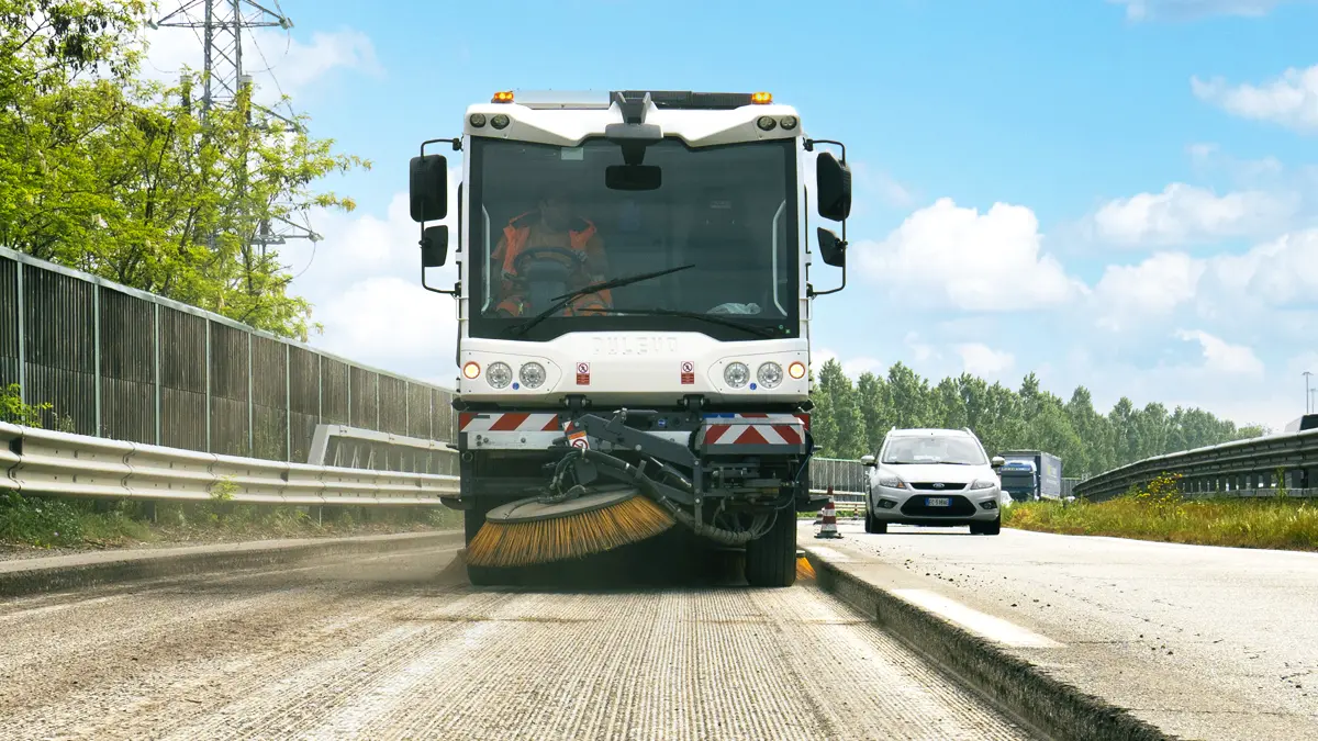 D6はブラシで掻き集められたアスファルトを収集