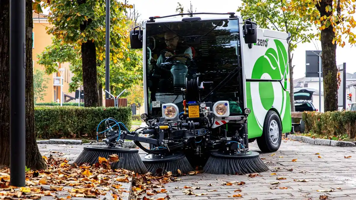 道路清掃車Dzero2で落葉も簡単に清掃できます。