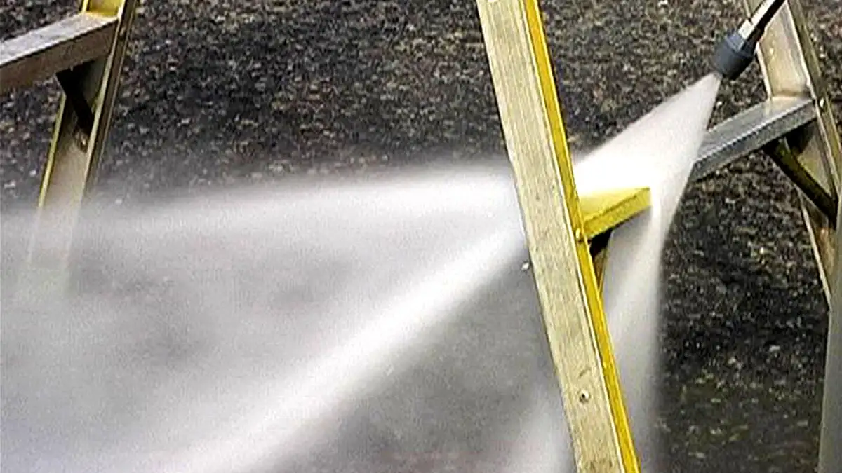 超高圧温水洗浄機での梯子等の塗料剥離