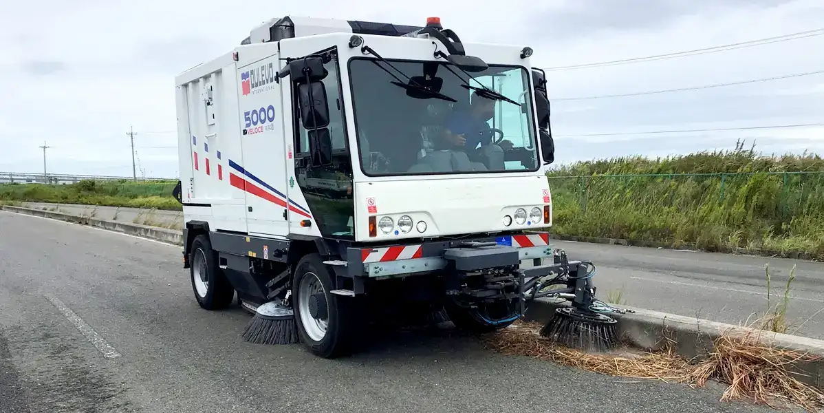 除草ブラシ付きロードスイーパー5000VEで道路除草作業を