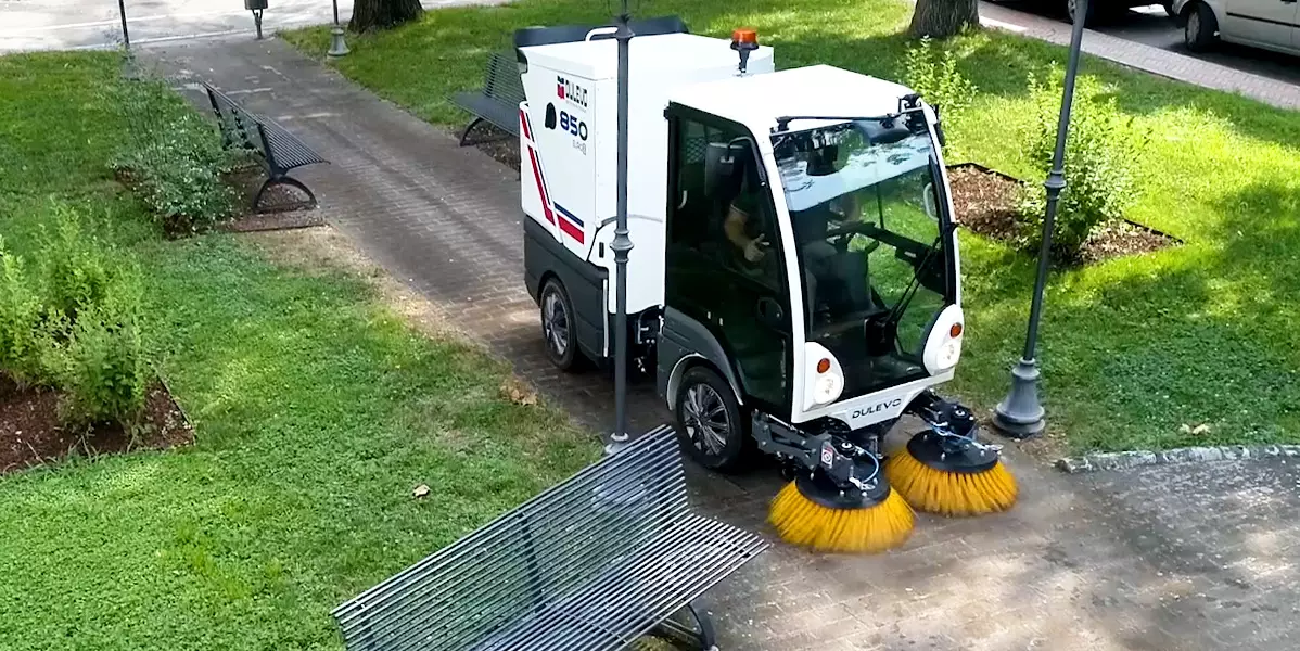 小型路面清掃車850miniは公園などの狭い通路の清掃に大活躍します。