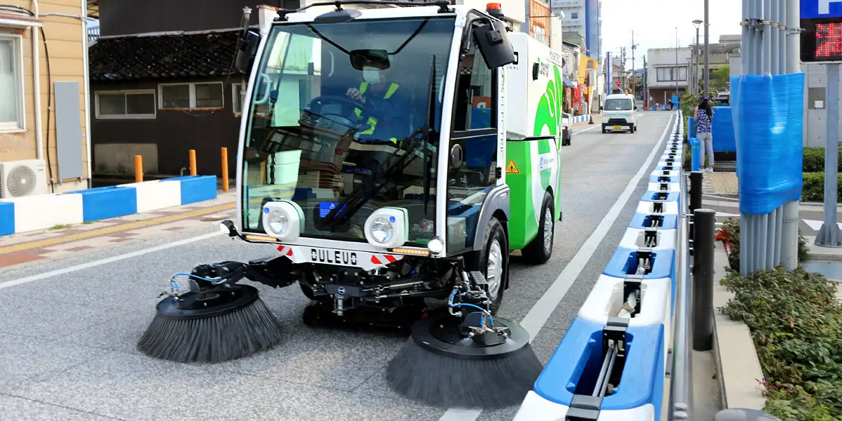 国内初の>EV車スイーパーDzero2で市街地グランプリでのコースを清掃