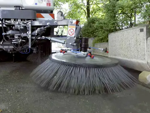 可動式フロントブラシは道路清掃におすすめのオプションです。