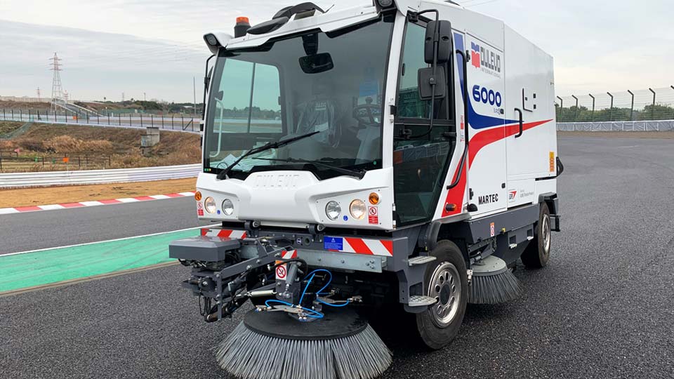 鈴鹿サーキットでデモンストレーションする6000RE