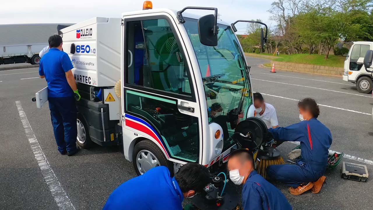 小型路面清掃車を準備しているマーテックのスタッフ