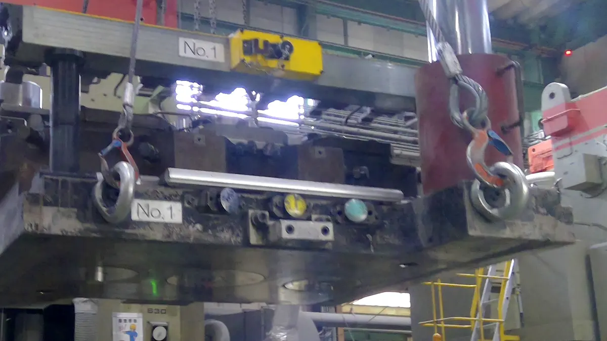 金型の移動に活躍するロータリーアイボルト